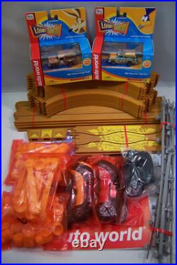 AUTO WORLD WILE E COYOTE vs ROAD RUNNER With 18ft PRO SLOT CAR RACE TRACK NEW 1/64