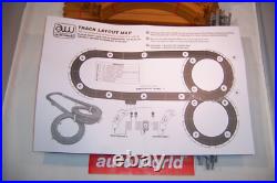 AUTO WORLD WILE E COYOTE vs ROAD RUNNER With 18ft PRO SLOT CAR RACE TRACK NEW 1/64