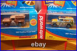 AUTO WORLD WILE E COYOTE vs ROAD RUNNER With 18ft PRO SLOT CAR RACE TRACK NEW 1/64