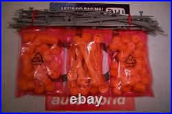 AUTO WORLD WILE E COYOTE vs ROAD RUNNER With 18ft PRO SLOT CAR RACE TRACK NEW 1/64