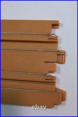 AUTO WORLD WILE E COYOTE vs ROAD RUNNER With 18ft PRO SLOT CAR RACE TRACK NEW 1/64