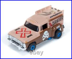 AUTO WORLD WILE E COYOTE vs ROAD RUNNER With 18ft PRO SLOT CAR RACE TRACK NEW 1/64