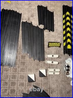 TYCO Daredevil Cliff Hangers Slot Car Race Track Set Complete with2 Corvettes + Ex