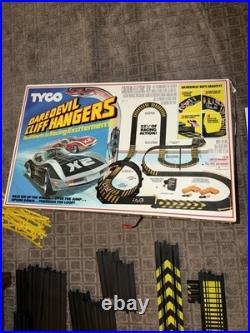 TYCO Daredevil Cliff Hangers Slot Car Race Track Set Complete with2 Corvettes + Ex