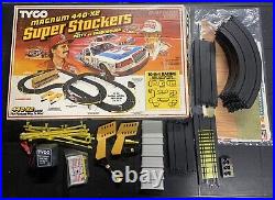 Tyco Magnum 440 Super Stocker Petty vs Yarborough Slot Car Track WITH Cars